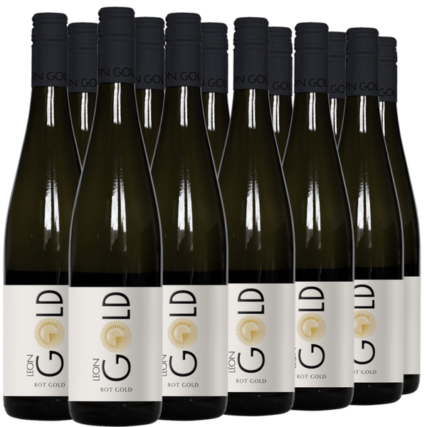 Zwölf Flaschen Lion Rot Gold Wein in zwei Reihen vor weißem Hintergrund.