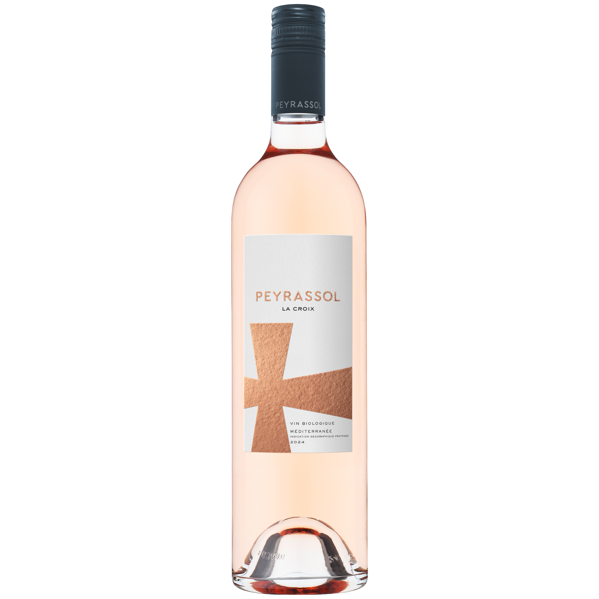 Eine Flasche Peyrassol La Croix Roséwein mit einem weißen Etikett und einem kupferfarbenen Kreuzmotiv vor einem schlichten weißen Hintergrund.