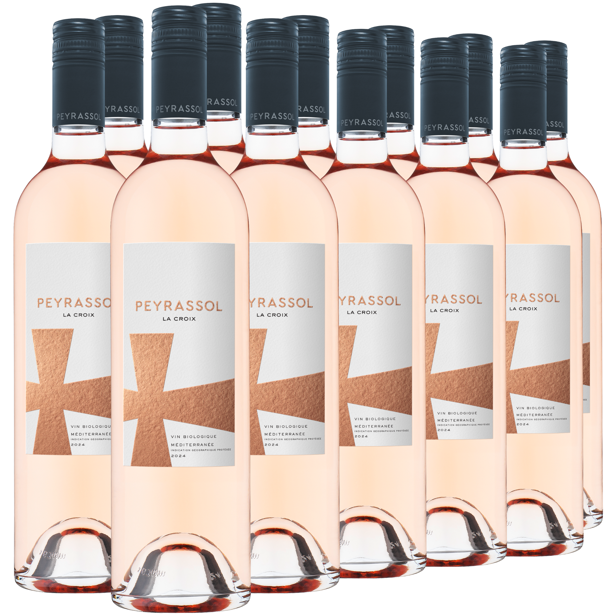 Zwölf Flaschen Peyrassol La Croix Rosé-Wein stehen in einer Reihe, mit klarem Glas und minimalistischen weißen Etiketten, die ein bronzefarbenes Kreuzmotiv zeigen.