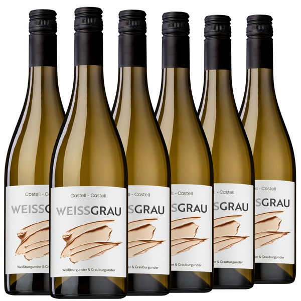 Sechs Flaschen Weissgrau-Wein sind in zwei Reihen angeordnet, jede mit einem weissen Etikett und einem schwarzen Verschluss, die vor einem schlichten Hintergrund stehen.