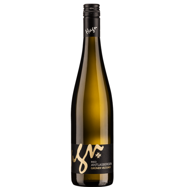 Eine Flasche Hagn Ried Antlasbergen Grüner Veltliner Weißwein mit einem schwarz-goldenen Etikett.