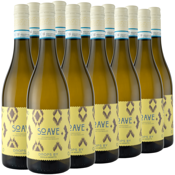 Zwölf  Flaschen Soave-Weißwein mit gelb gemusterten Etiketten, die in drei Reihen auf weißem Grund angeordnet sind.