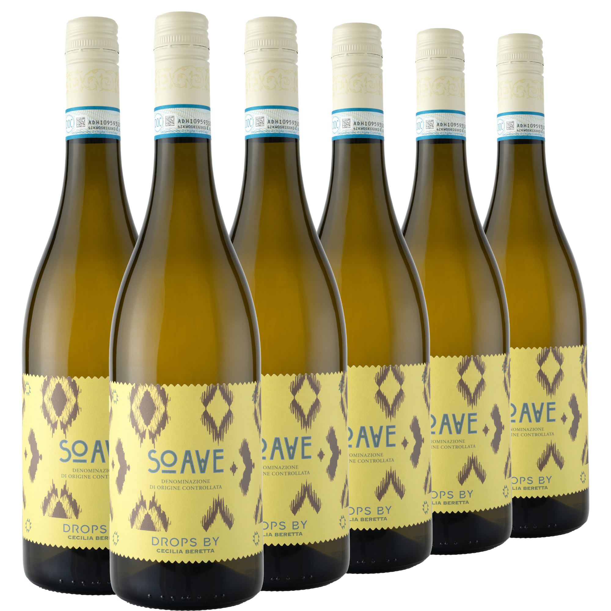 Sechs Flaschen Soave-Weißwein mit gelben gemusterten Etiketten sind in zwei Reihen vor einem schlichten weißen Hintergrund angeordnet.