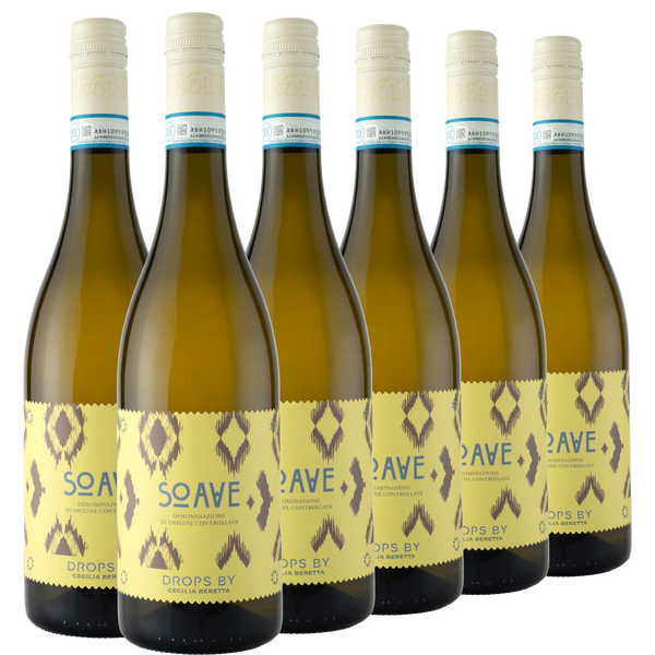 Sechs Flaschen Soave-Weißwein mit gelben gemusterten Etiketten sind in zwei Reihen vor einem schlichten weißen Hintergrund angeordnet.