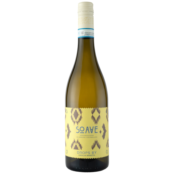 Eine Flasche Soave-Weißwein mit einem gelben gemusterten Etikett und einem hellen Schraubverschluss steht aufrecht vor einem weißen Hintergrund.
