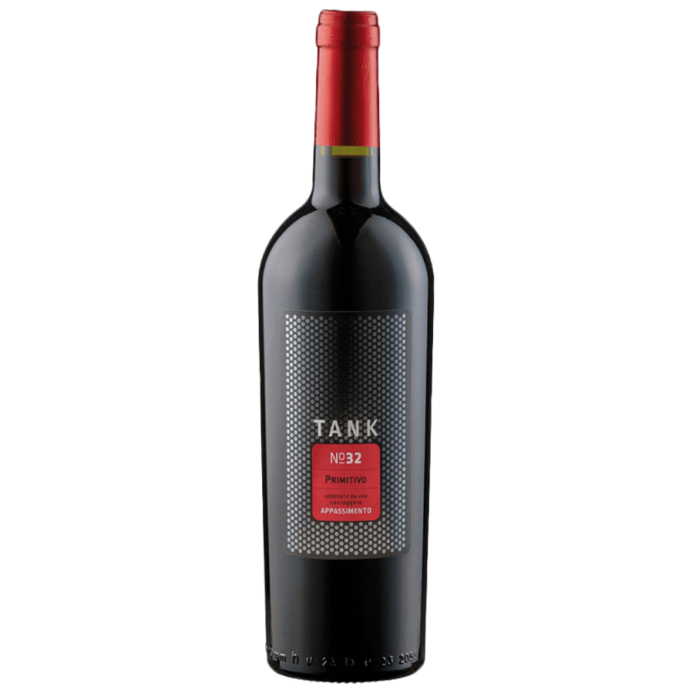 Eine Flasche des Rotweins Tank No. 32 Primitivo mit rotem und silbernem Etikett, isoliert auf weißem Hintergrund.