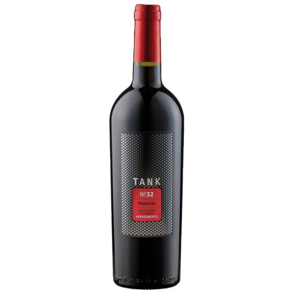 Eine Flasche des Rotweins Tank No. 32 Primitivo mit rotem und silbernem Etikett, isoliert auf weißem Hintergrund.