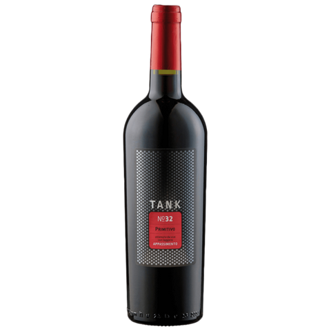 Eine Flasche des Rotweins Tank No. 32 Primitivo mit rotem und silbernem Etikett, isoliert auf weißem Hintergrund.