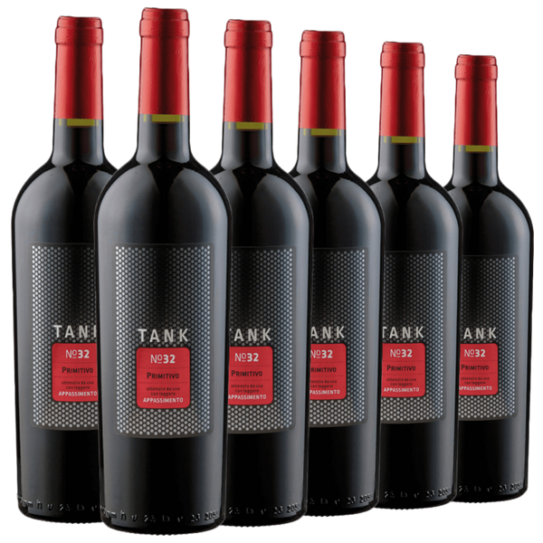 Sechs in zwei Reihen angeordnete Flaschen Primitivo-Rotwein Tank Nr. 32 mit rotem Verschluss.
