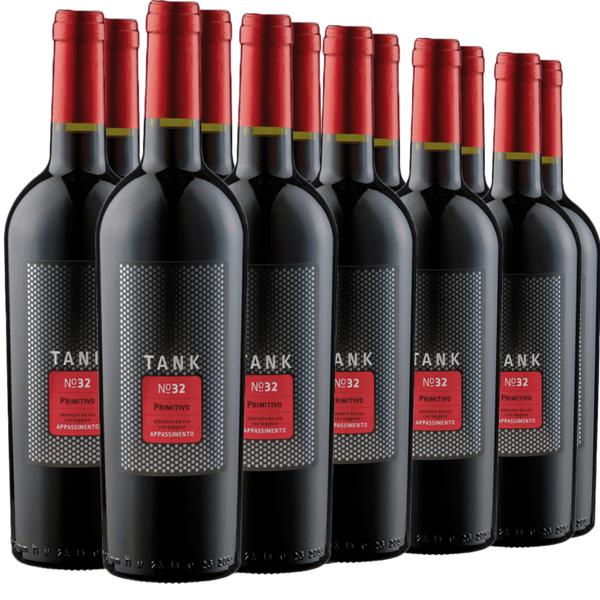 Zwölf Flaschen Primitivo-Rotwein Tank Nr. 32 mit roten Verschlüssen, die in zwei Reihen angeordnet sind.