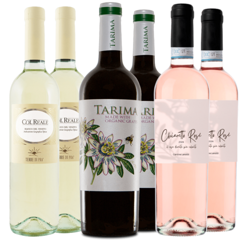 Je drei Flaschen Weiß-, Rot- und Roséwein stehen nebeneinander vor einem weißen Hintergrund.