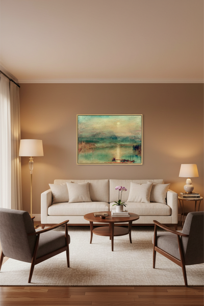 Ein modernes Wohnzimmer mit einem beigen Sofa, zwei grauen Sesseln, einem runden Couchtisch aus Holz, einer Stehlampe, einer Tischlampe und einem großen Landschaftsgemälde an der Wand.