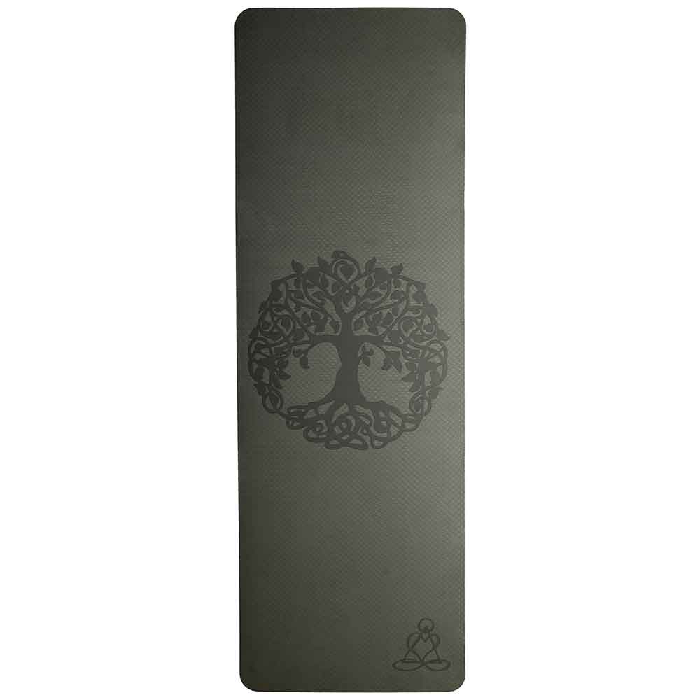 Dunkle Yogamatte mit einem Lebensbaummuster in der Mitte und einer kleinen meditierenden Figur in der unteren Ecke.