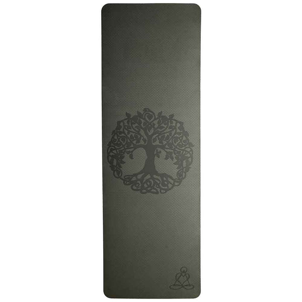 Dunkle Yogamatte mit einem Lebensbaummuster in der Mitte und einer kleinen meditierenden Figur in der unteren Ecke.