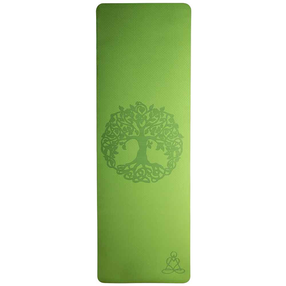 Grüne Yogamatte mit einem Lebensbaummotiv in der Mitte und einer kleinen meditierenden Figur am Boden.