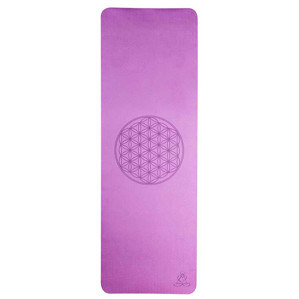 Lila Yogamatte mit einem geometrischen Blumenmuster in der Mitte und einem kleinen sitzenden Figurensymbol an einem Ende.