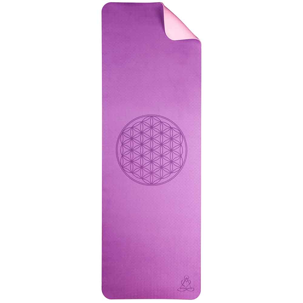 Lila Yogamatte mit einem geometrischen Blumenmuster in der Mitte und einer leicht umgeschlagenen Ecke.