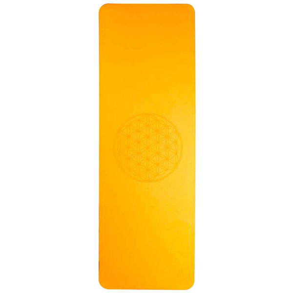 Leuchtend gelbe rechteckige Yogamatte mit einem schwachen geometrischen Blumenmuster in der Mitte.