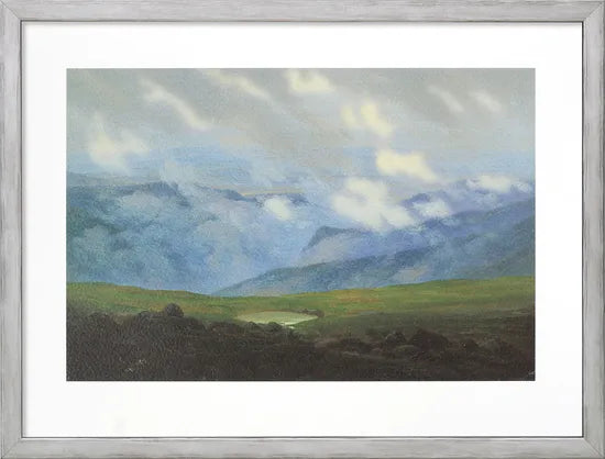Caspar David Friedrich: Bild „Ziehende Wolken“ (1821) zeigt ein grünes Tal mit fernen Bergen unter einem wolkigen Himmel, weiß gerahmt.
