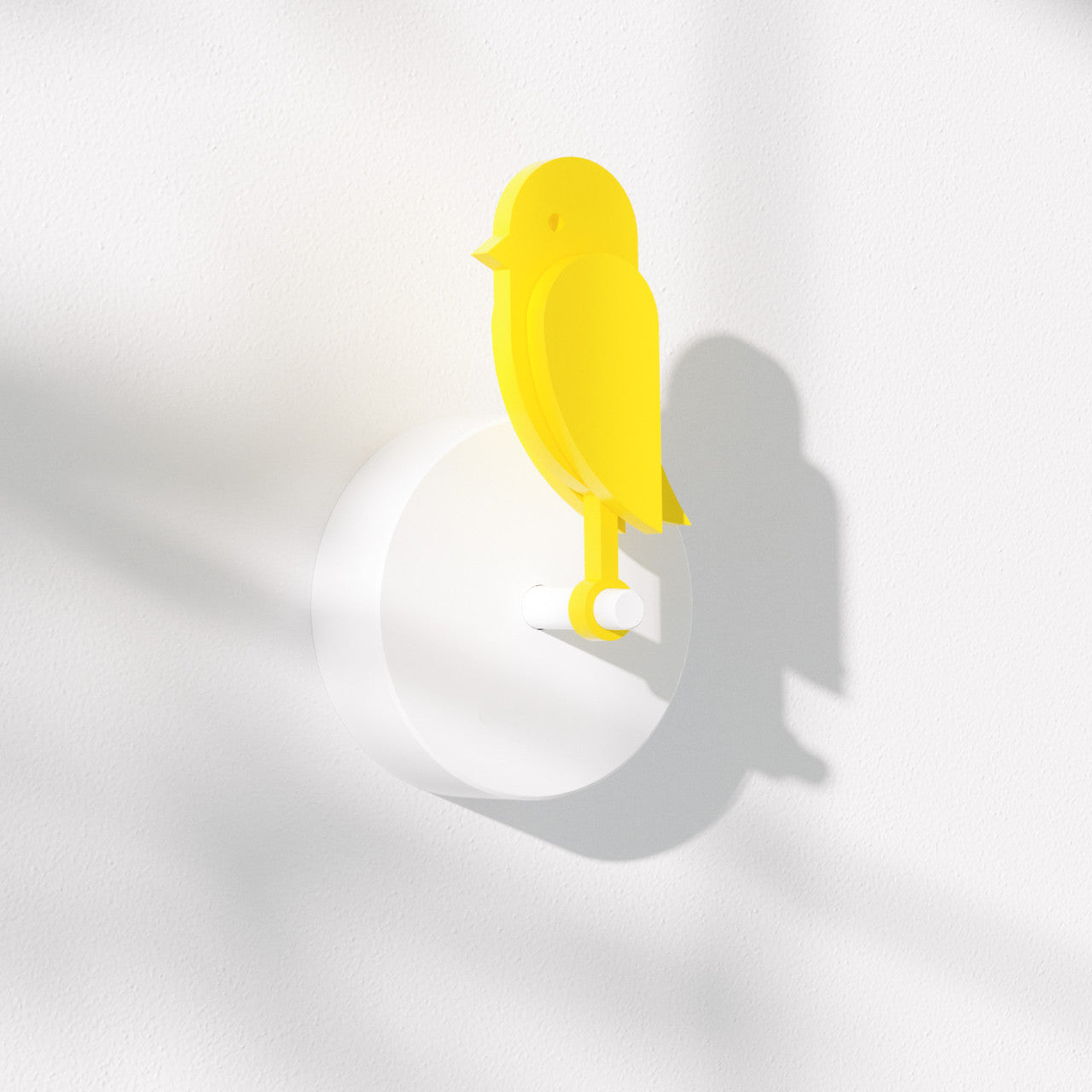 Der Frischluftmonitor Birdie 2.0 mit CO2-Sensor ist eine minimalistische gelbe Vogelskulptur auf einem weißen runden Sockel, die zur stilvollen Überwachung der Raumluft entwickelt wurde.