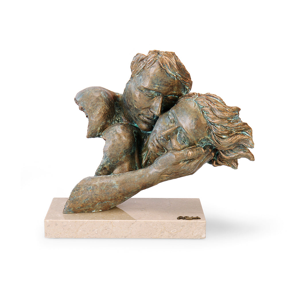 Angeles Anglada: Skulptur „Zweisamkeit“ – Kunstguss in Steinoptik zeigt zwei kopf- und armlos gestaltete Figuren in innerer Umarmung auf rechteckigem Sockel.