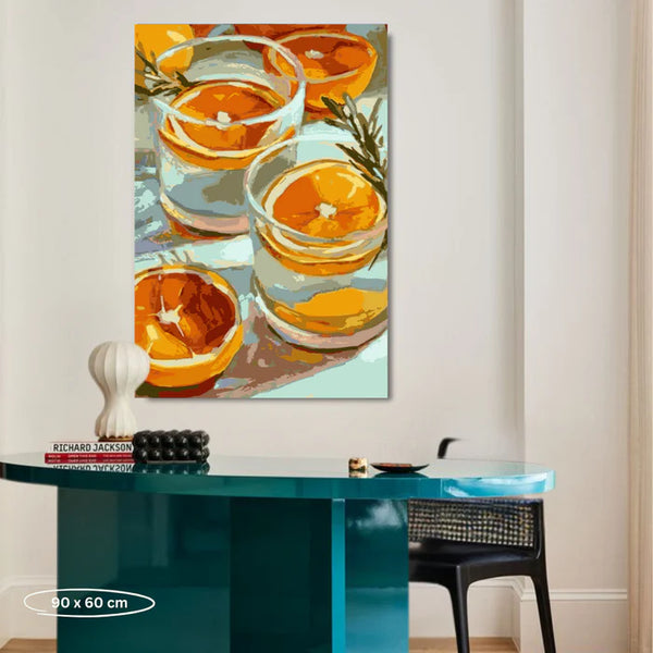 Buntes Wandbild mit aufgeschnittenen Orangen in Gläsern über einem modernen tealfarbenen Tisch und einem schwarzen Stuhl in einem stilvollen Raum.