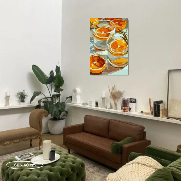 Ein gemütliches Wohnzimmer mit Pflanzen, einem braunen Sofa und einem Wandbild mit Orangenscheiben über dem Sofa.