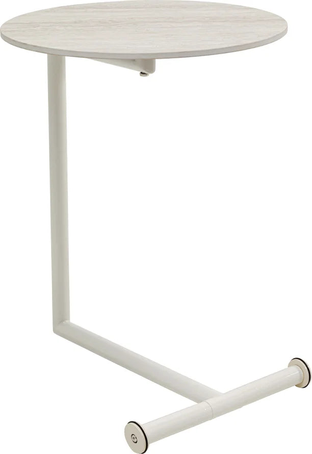 Minimalistischer weißer Beistelltisch mit runder Platte und L-förmigem Metallgestell, das von einer horizontalen Stange mit Rollen getragen wird.