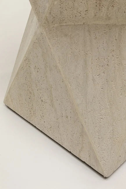 Geometrischer Sockel eines Stein- oder Betonobjekts mit einer strukturierten, hellen Oberfläche.