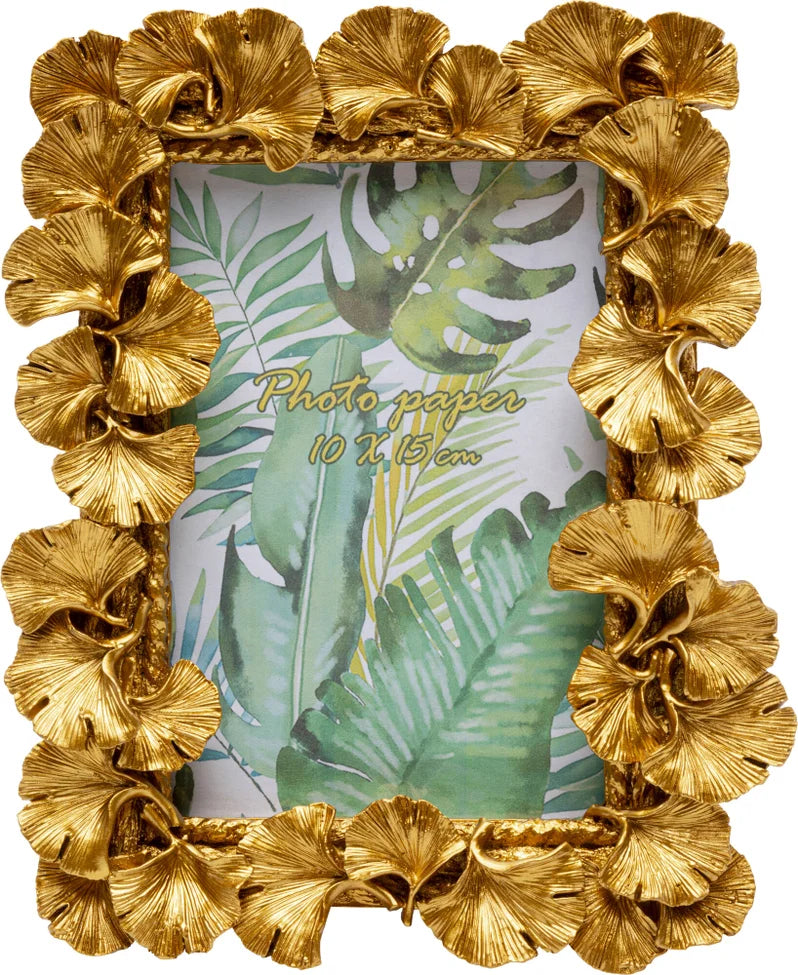Der Bilderrahmen Ginkgo Leaf mit seinem dekorativen goldenen Ginkgo-Rand rahmt einen 10 x 15 cm großen Fotoeinleger mit grünen Tropenblättern ein und ist damit ein stilvolles Geschenk für jeden Anlass.