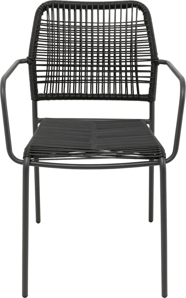 Der Stuhl Madagascar ist ein schwarzer, moderner Stuhl mit Armlehnen, einem Metallgestell und Sitz- und Rückenlehne aus geflochtenem Rattan. Sein minimalistisches, offenes Design präsentiert sich von vorne vor einem weißen Hintergrund.