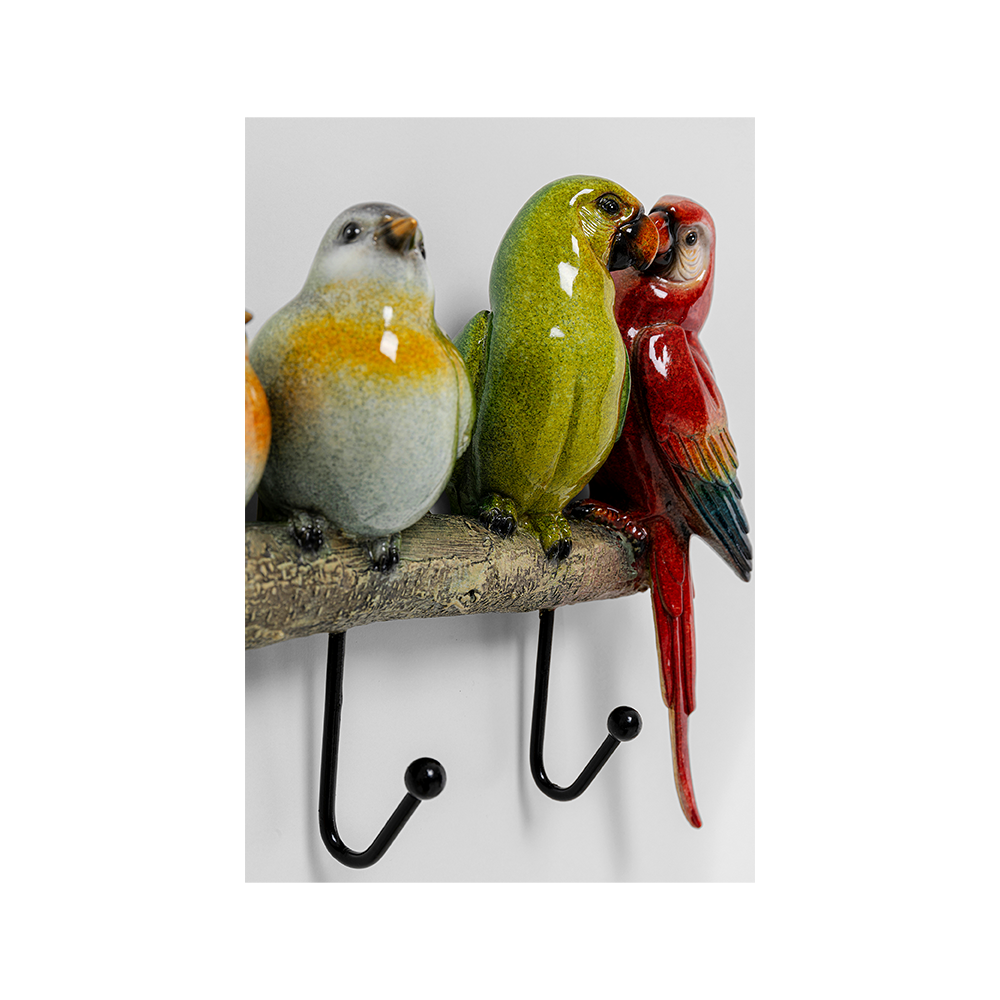 Die Wandgarderobe „Exotic Birds“ besteht aus drei farbenfrohen Keramikvögeln – grau, grün und rot – mit zwei schwarzen Metallhaken darunter, die Ihrem Raum ein Endless-Summer-Feeling verleihen.