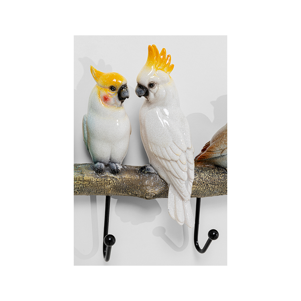 Die Wandgarderobe „Exotic Birds“ besteht aus zwei Keramikkakadus mit gelben Federn, die auf einem Ast sitzen und so eine farbenfrohe Wandgarderobe bilden. Sie lässt sich leicht montieren und verfügt über zwei schwarze Metallhaken zum Aufhängen. So zaubert sie endlose Sommerstimmung in Ihren Raum.