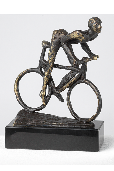 Die Bronzeskulptur „Gerard: Skulptur ‚Biker‘“ stellt einen Radfahrer auf einem Fahrrad dar, montiert auf einem schwarzen rechteckigen Sockel.