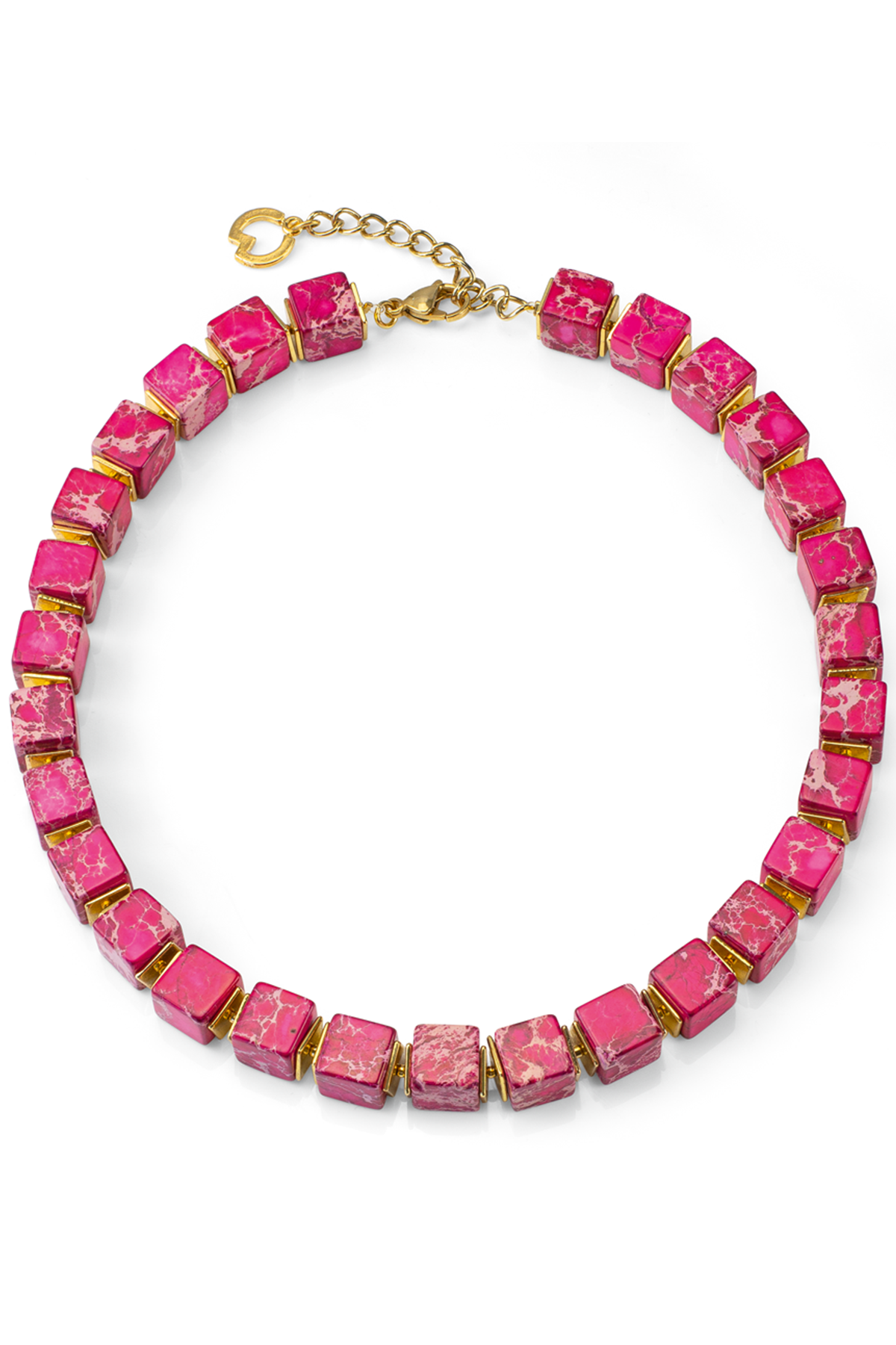 Halskette mit quadratischen rosa marmorierten Perlen und goldenen Akzenten, abgerundet mit einem goldenen Verschluss und einer Verlängerungskette.
