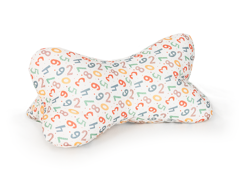 Knochenförmiges Kissen mit einem bunten Zahlenmuster auf weißem Hintergrund, isoliert auf weiß.