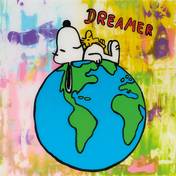 Snoopy und Woodstock machen ein Nickerchen auf einer Weltkugel mit dem Wort DREAMER über ihnen auf einem bunten Hintergrund.