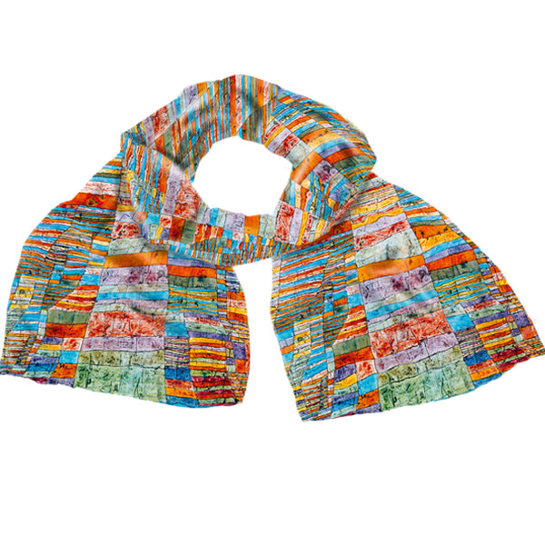 Farbenfroher Schal mit abstrakten, mehrfarbigen Streifen und Patchworkmustern auf weißem Hintergrund.