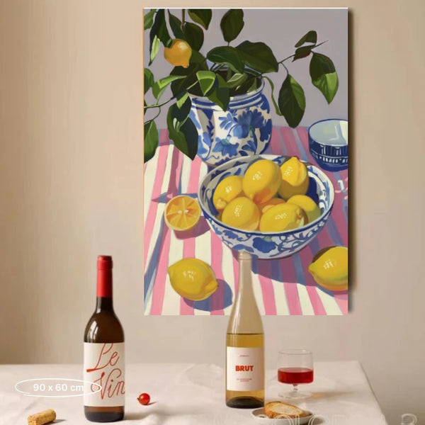 Ein Stilleben mit Zitronen in blauen Schalen hängt über einem Tisch mit Wein, Gläsern und Kirschen.