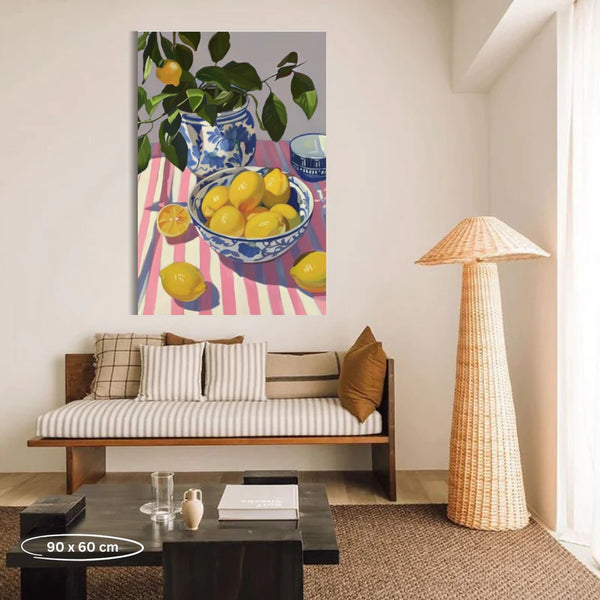 Ein modernes Wohnzimmer mit einem gestreiften Sofa, einer Korblampe und einem Gemälde mit Zitronenmotiv an der Wand.