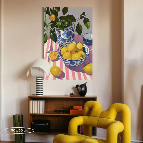 Ein buntes Zitronenstillleben hängt über einem Holzregal in einem gemütlichen Raum mit einem gelben Stuhl.