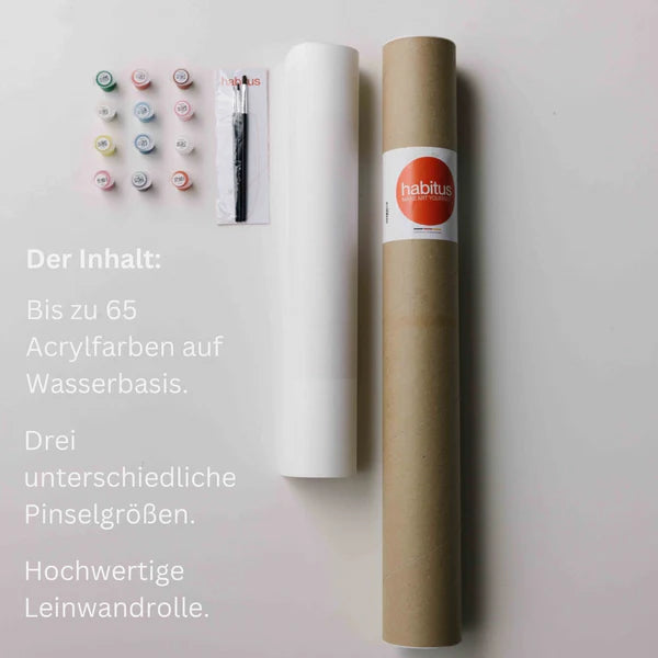 Ein Malset mit Acrylfarben, Pinseln, einer gerollten Leinwand und einer Pappröhre.