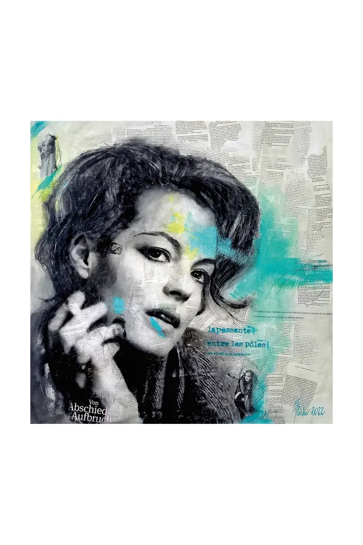 Ein Mixed-Media-Porträt einer Frau, die ihre Hand vor ihr Gesicht hält, überlagert von Textseiten und blauen Farbakzenten auf einem neutralen Hintergrund.
