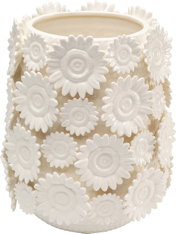 Die Vase „Sonnenblumen“ ist ein cremefarbenes Keramikstück, handgearbeitet und mit erhabenen, dreidimensionalen weißen Blumenmustern verziert, die über die gesamte Oberfläche ein elegantes florales Dekor erzeugen.