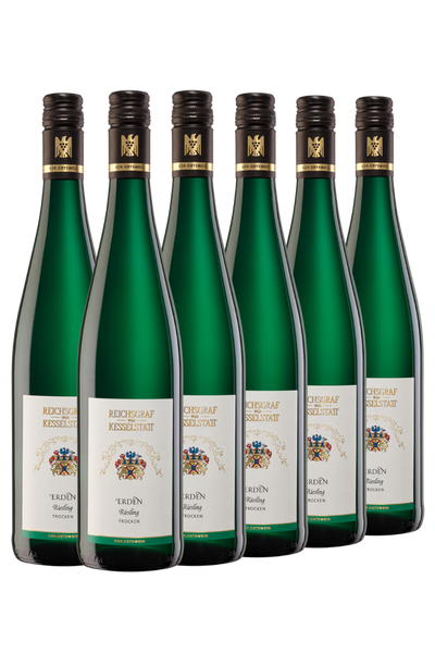 Sechs grüne Flaschen Reichsgraf von Kesselstatt Erdén Riesling sind in einer Reihe angeordnet und mit weißen Etiketten und schwarzen Schraubverschlüssen versehen.