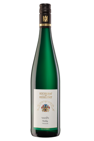 Eine grüne Flasche Reichsgraf von Kesselstatt Erden Riesling Trocken Weißwein mit goldenem und weißem Etikett vor einem schlichten weißen Hintergrund.