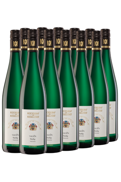 Zwölf grüne Weinflaschen mit weißem Etikett und schwarzem Verschluss, die in zwei Reihen angeordnet sind und das Branding Reichsgraf von Kesselstatt Erdlin Riesling tragen.