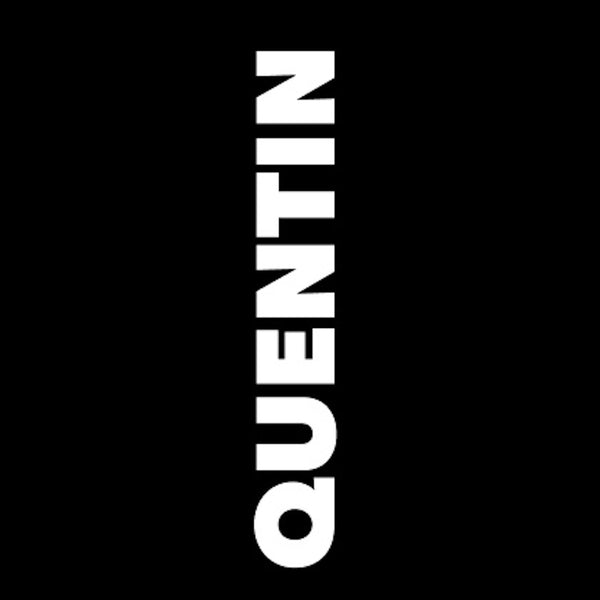Das Wort QUENTIN in fetten weißen Buchstaben vertikal angeordnet auf schwarzem Hintergrund.