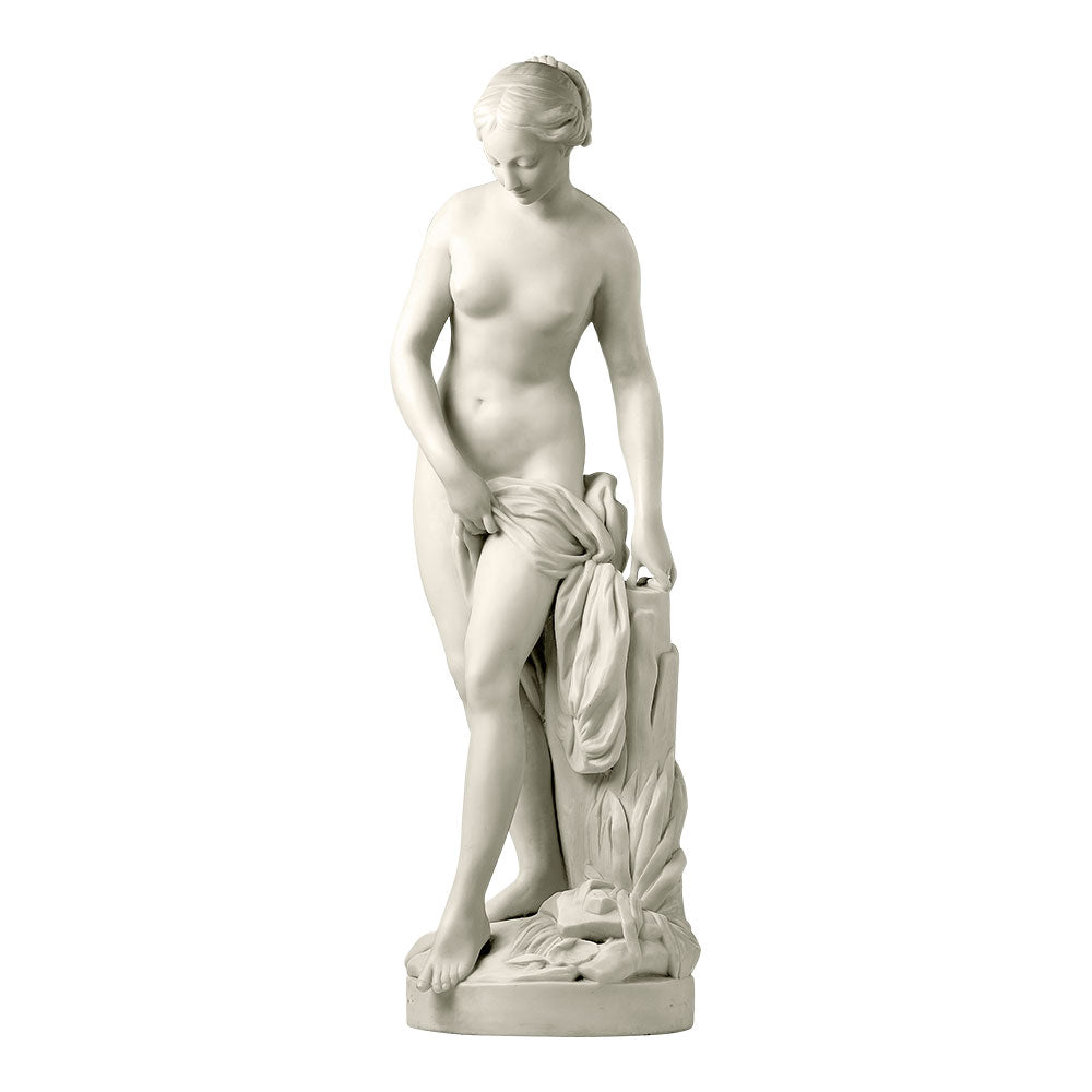 Weiße Marmorstatue einer nackten Frau, die steht, ein drapiertes Tuch hält und nach unten blickt.