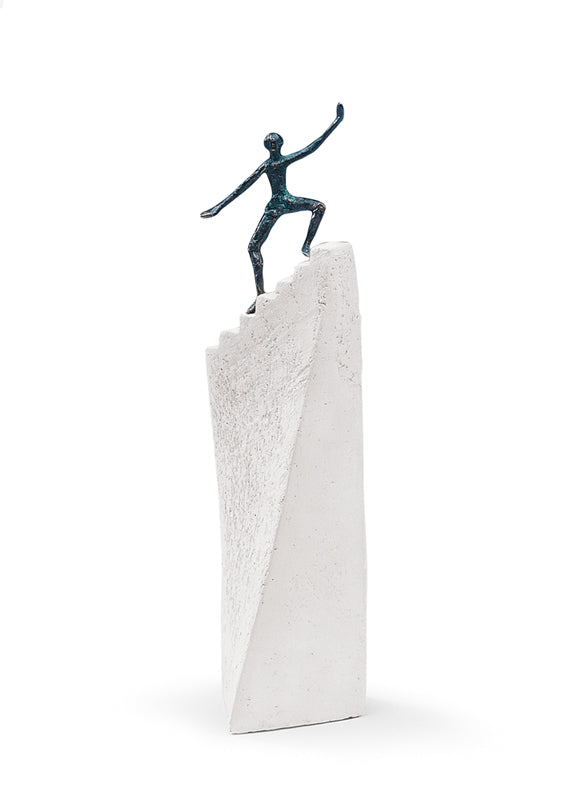 Eine kleine Figur steigt vor einem schlichten weißen Hintergrund auf einem hohen, weißen, strukturierten Sockel eine Treppe hinauf.